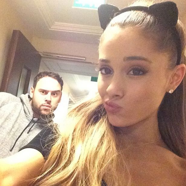 Ariana Grande Selfie osnapitzari 38577232 615 617