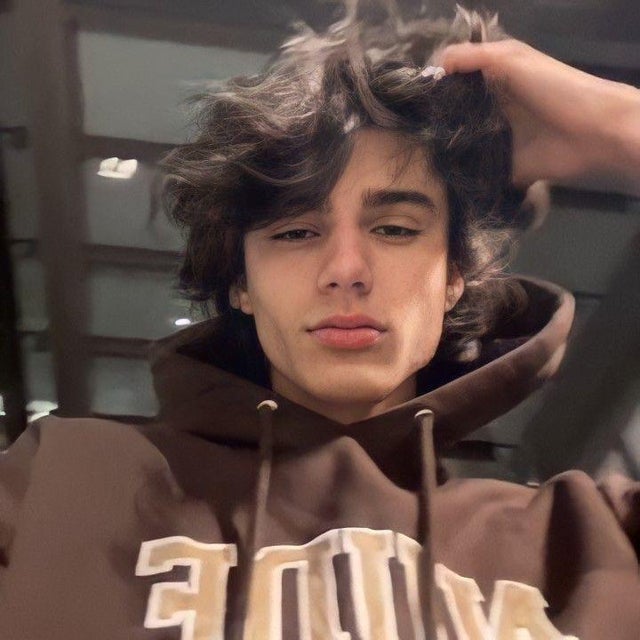 Famous tiktok pretty boy facial features v0 nu4vgs72dye91