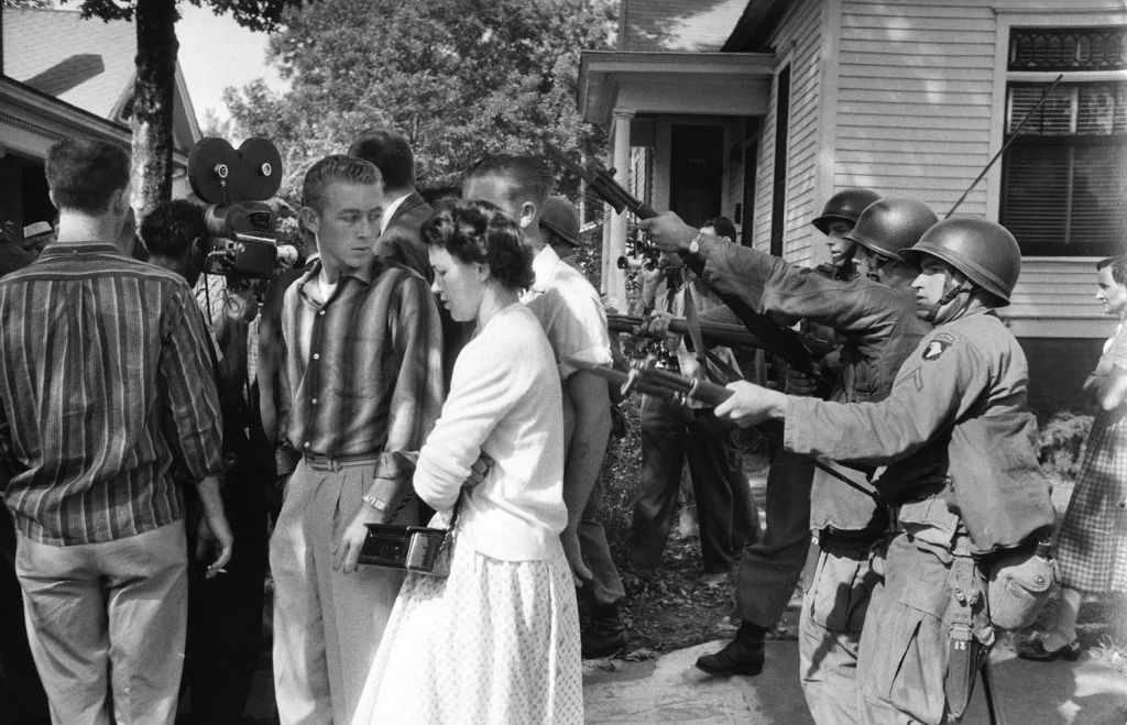 Soldiers from the 101st airborne division point their v0 ty6hvrgow7f81