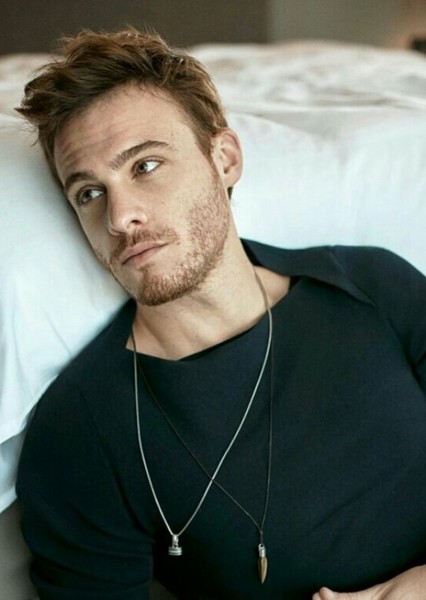 Actor kerem bursin 111027 large