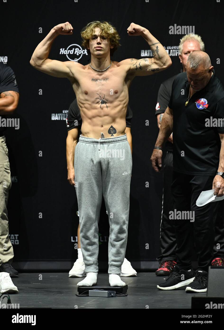 Hollywood fl usa 11th june 2021 vinnie hacker faces off during the livexlives social gloves ba