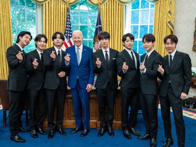 Bts biden finger hearts