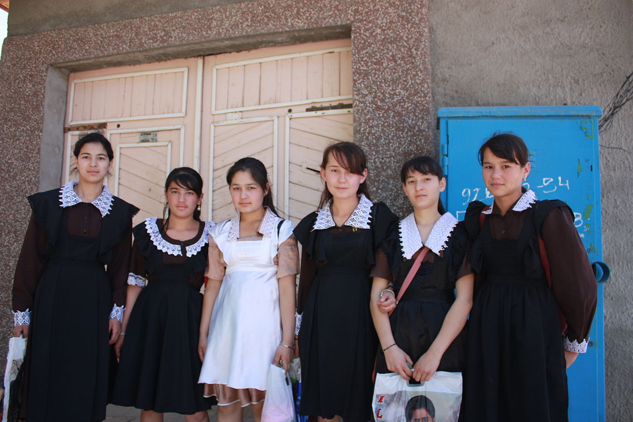 1280px Samarkand school girls 6237877843