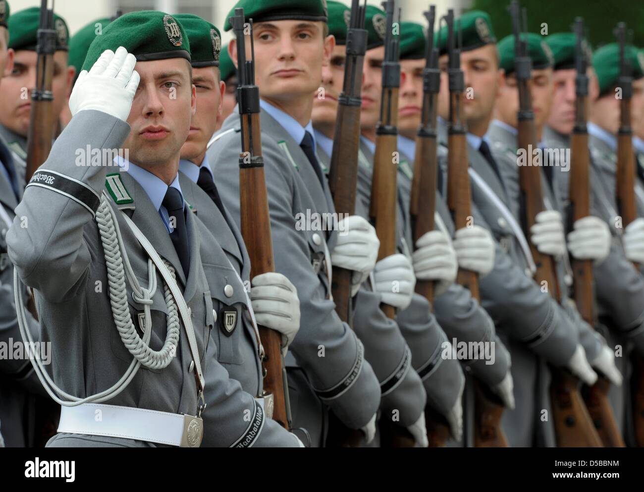 Soldiers of the guard of honour of the bundeswehr german military D5BBNM