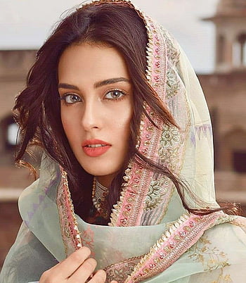 Desktop wallpaper iqra aziz pakistani girl pakistani actress muslim women fashion thumbnail