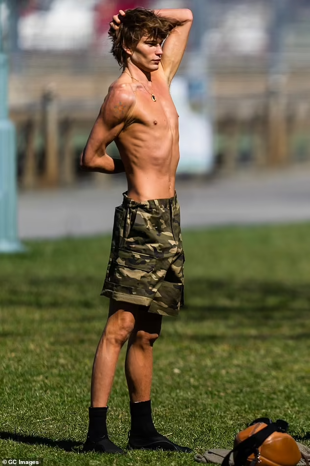 69319637 11922987 Jordan Barrett showed off his very slender frame as he worked up m 2 1680240