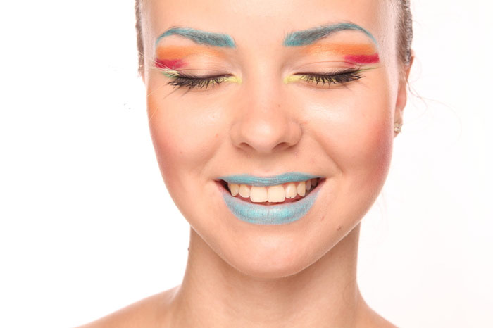 700 beauty excessive makeup too much face woman eyelids lipstick eye shadow