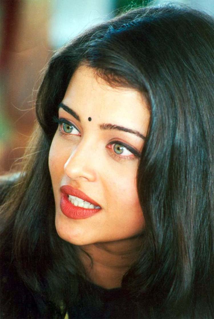1Aishwarya Rais green eyes will drown you into them