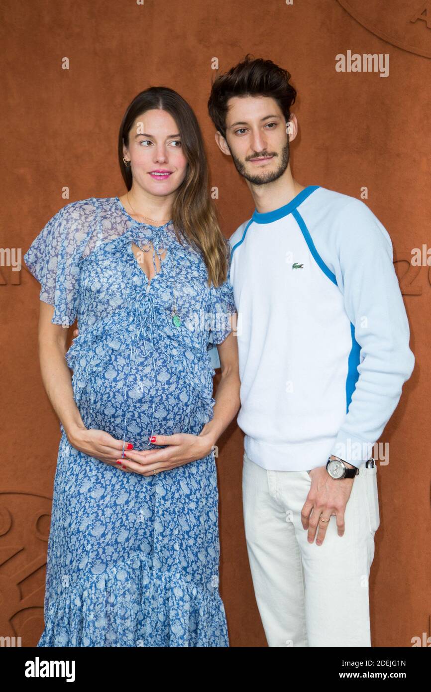 Pierre niney et natasha andrews enceinte dans le village pendant le tennis francais ouvert a l