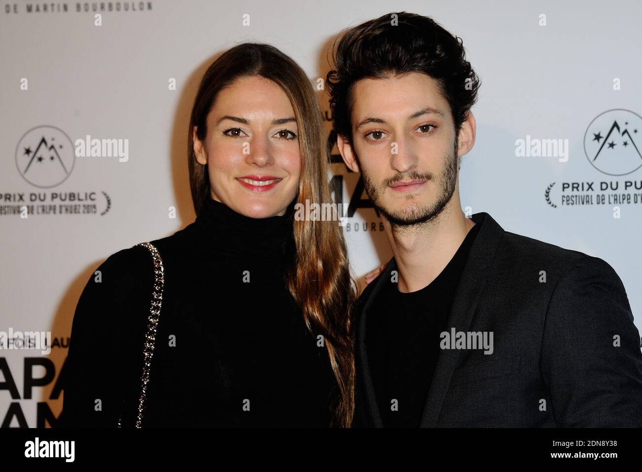 Pierre niney et sa petite amie natasha andrews assistent a la premiere de papa ou maman a pari