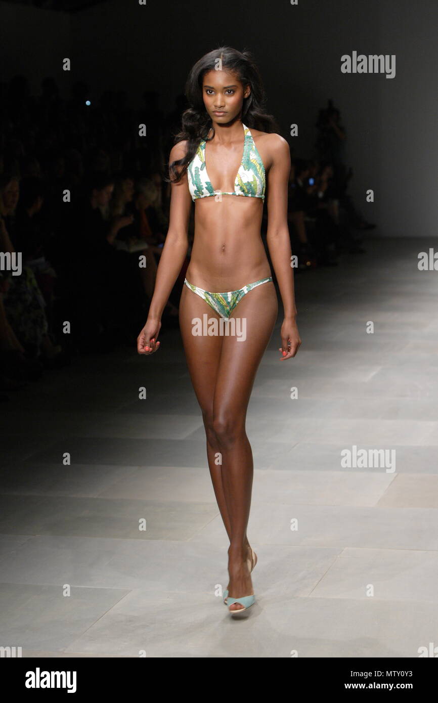 Uk fashion issa spring summer collection london fashion week 2011 MTY0Y3