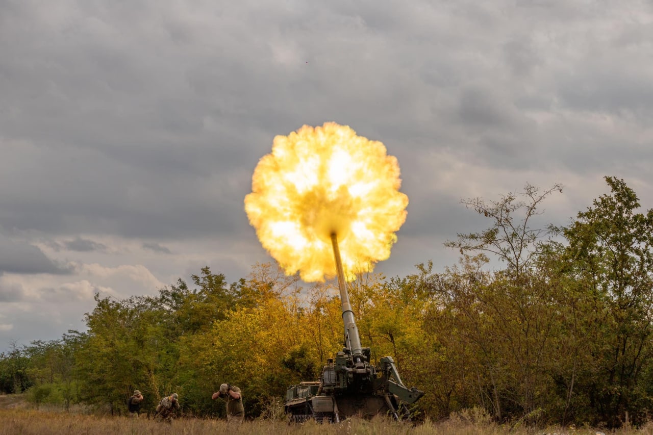 Ukrainian artillery Pion cannon firing
