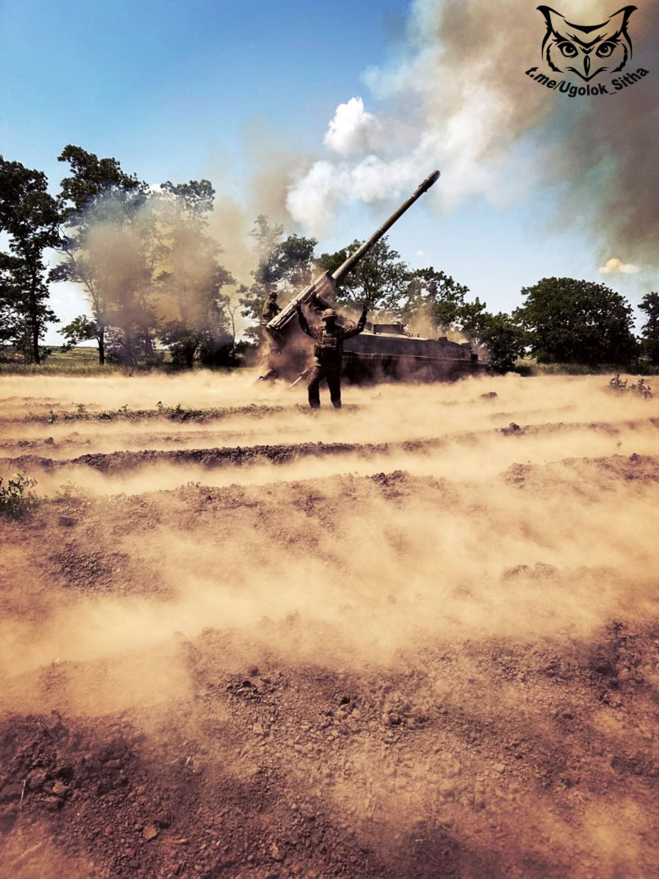 Russian Pion artillery fires at Ukrainians