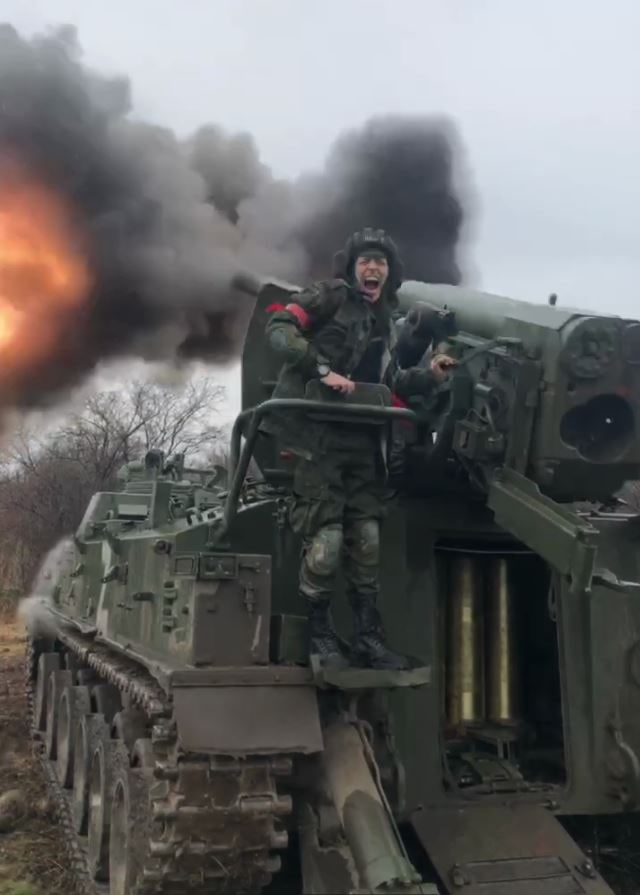 DNR artillery shooting Pion cannon