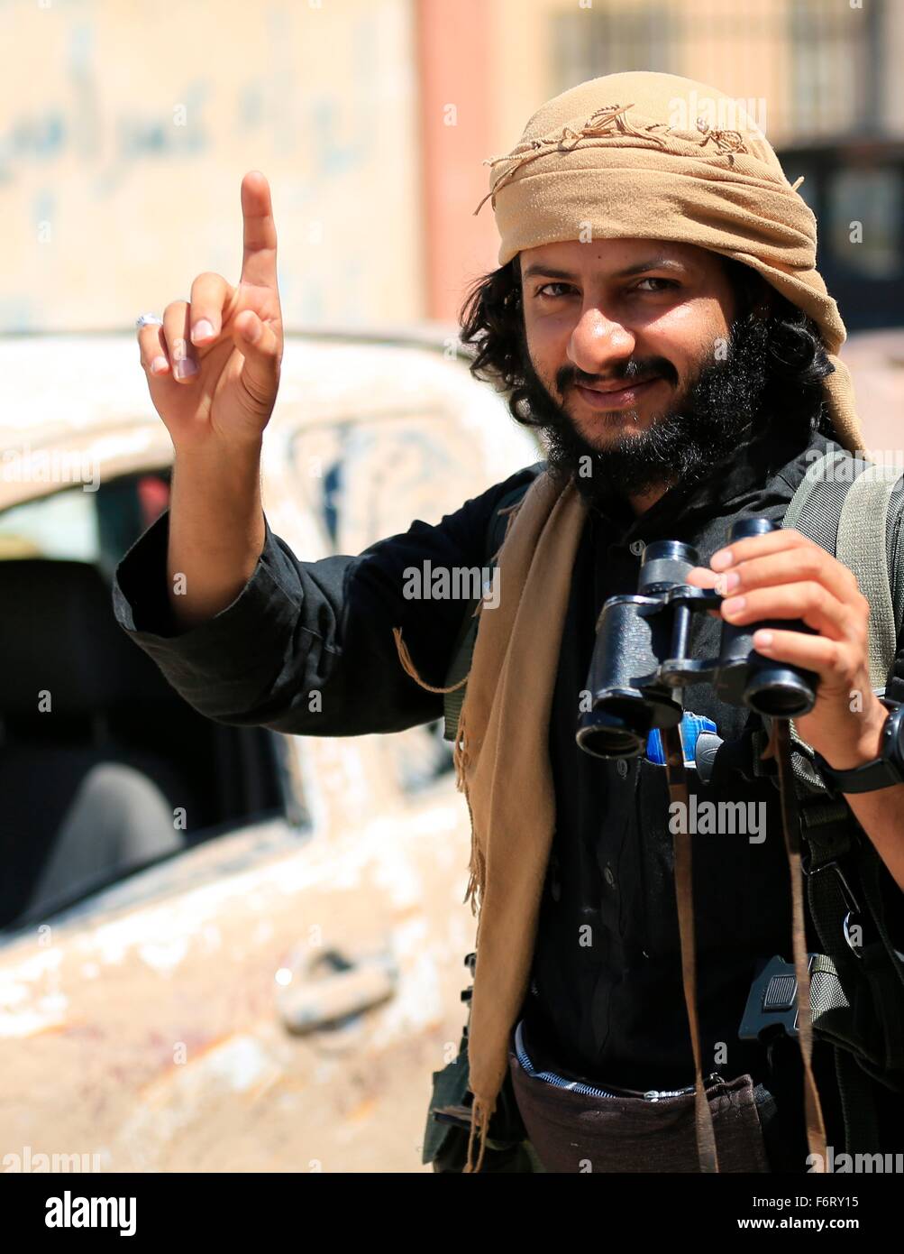 Islamic state of iraq and the levant propaganda photo showing an isis F6RY15