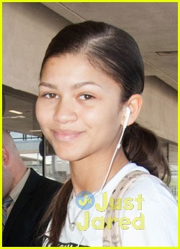 Zendaya makeup free at lax not perfect 01