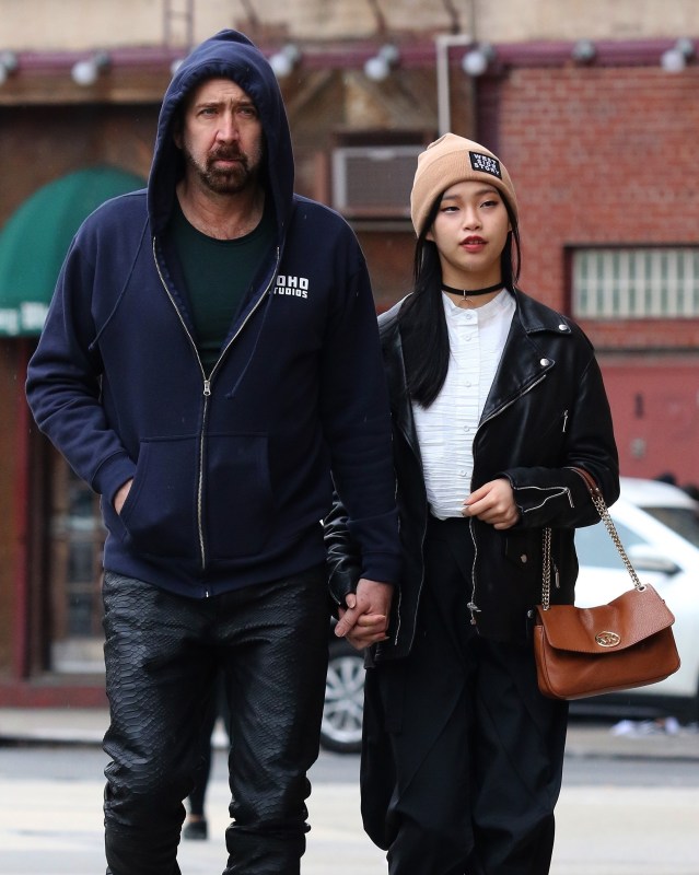 1075931 nicolas cage and girlfriend riko shibata use hand saniti
