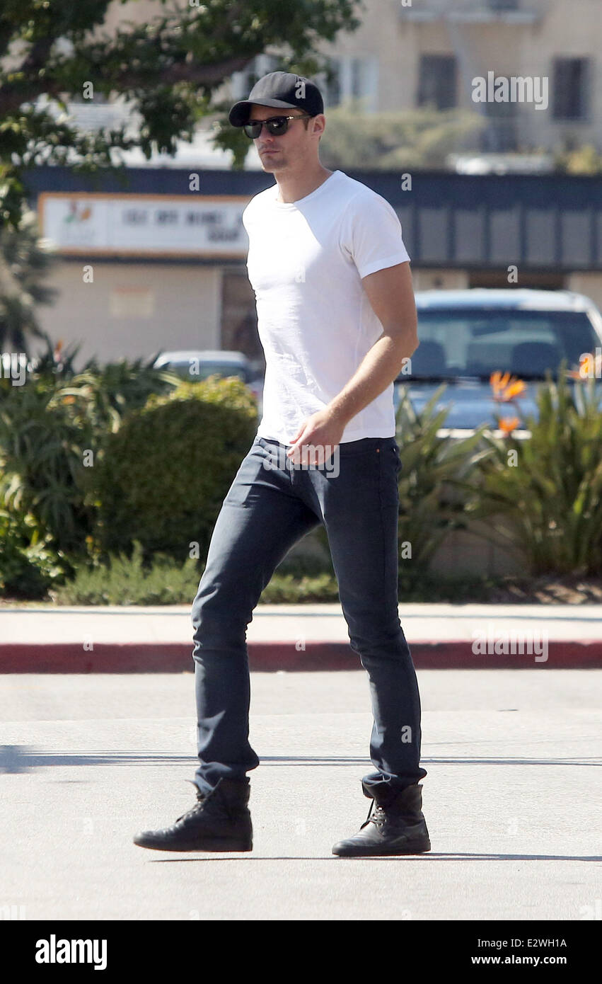True blood acteur alexander skarsgard a dejeuner avec des amis a los feliz l acteur suedois a True blood acteur alexander skarsgard a dejeuner avec des amis a los feliz l acteur suedois a