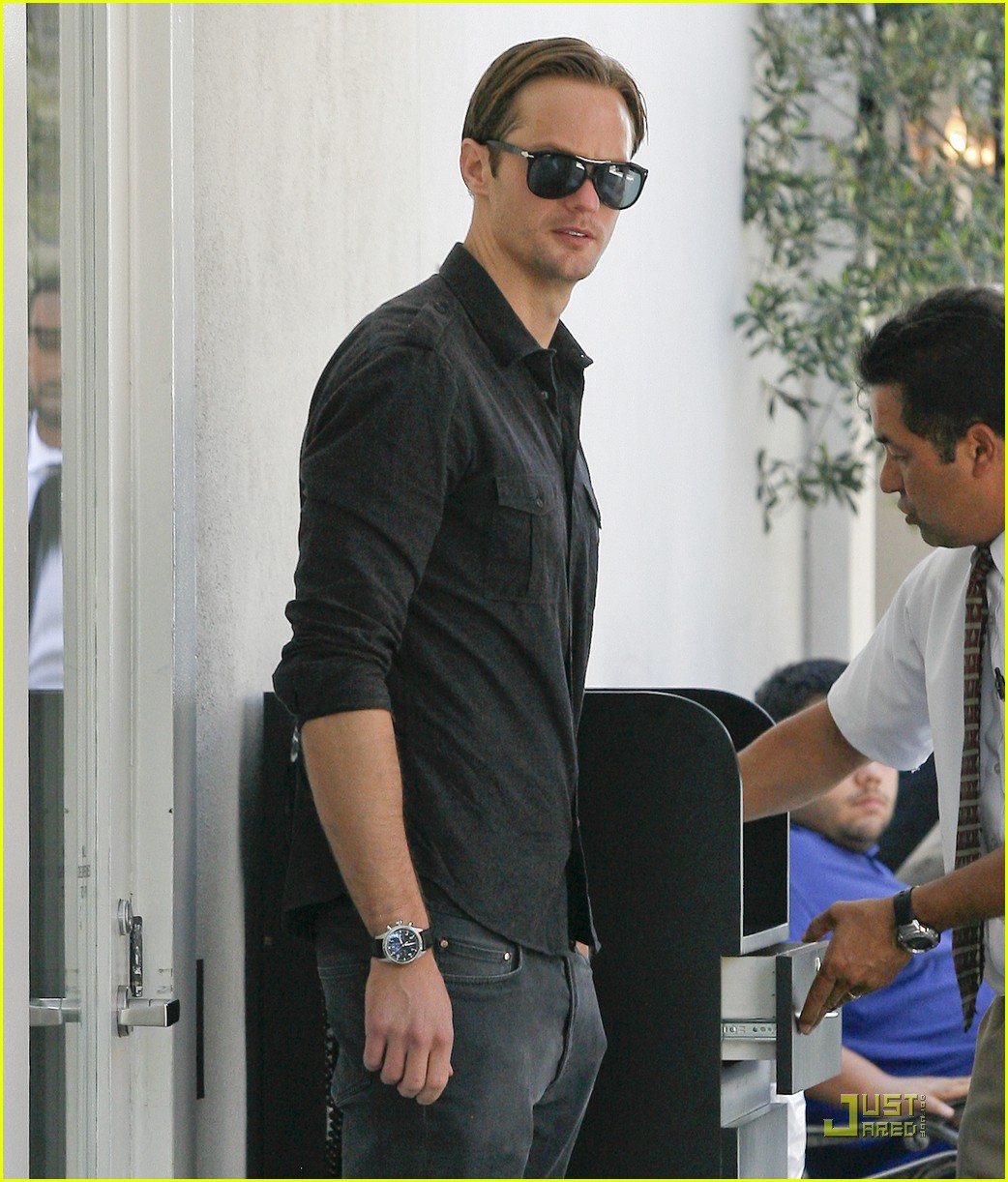 Alexander skarsgard versace store 08 Alexander skarsgard versace store 08