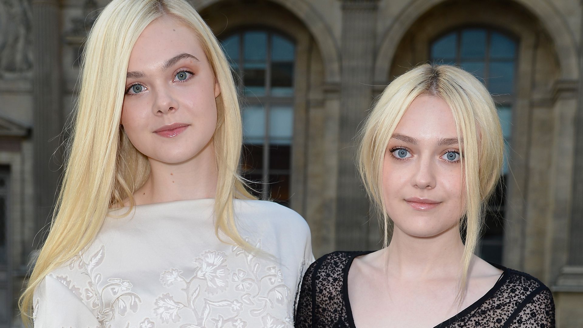 Elle und dakota fanning posieren arm in arm