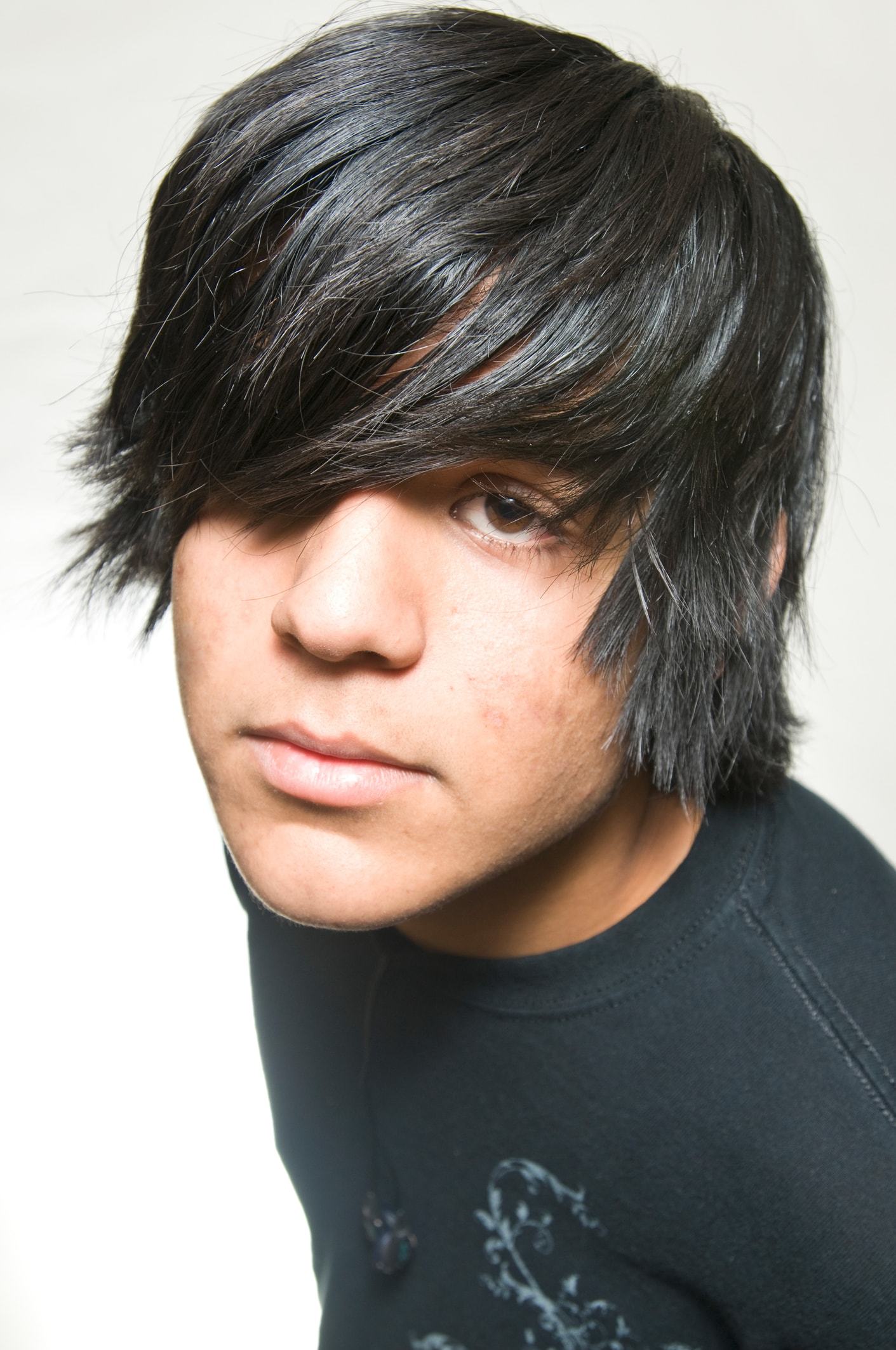 Emo hairstyles for guys sideswept bangs min 1