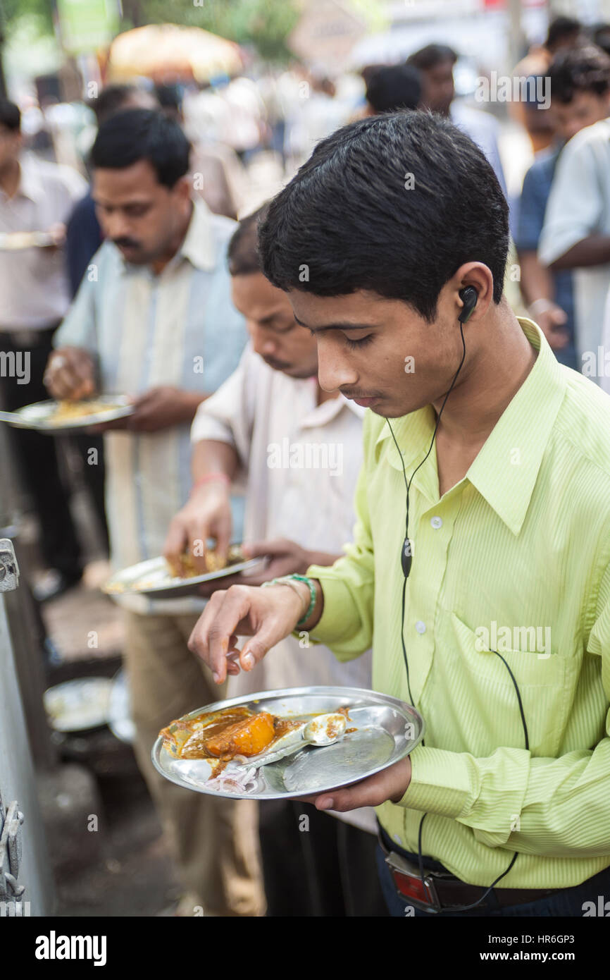 Businesslunchtimemenstandingupeatinglocalfastfoodmealstreetstallk HR6GP3