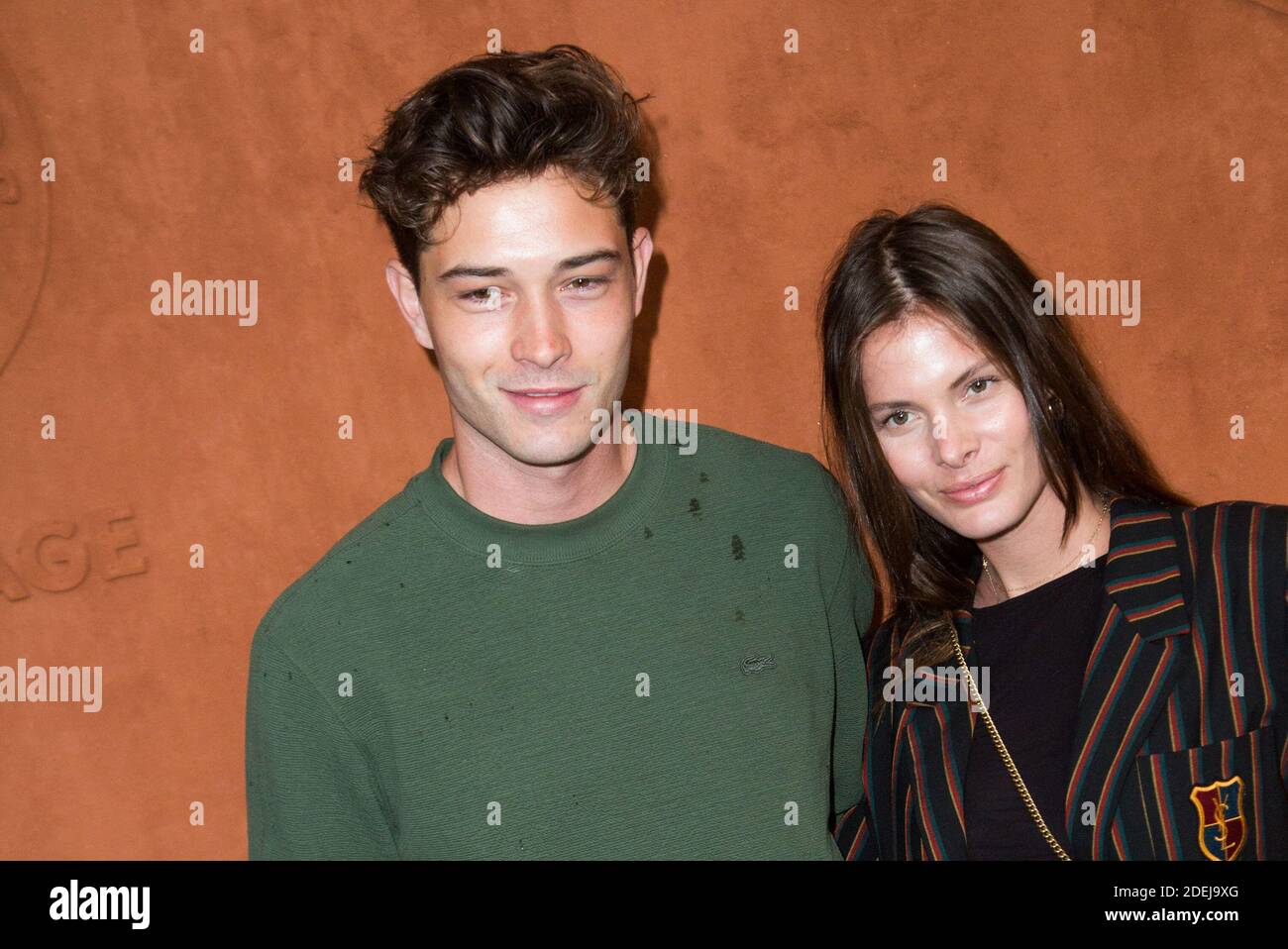 Francisco lachowski und seine frau jessiann gravel beland im dorf wahrend franzosisch tennis o
