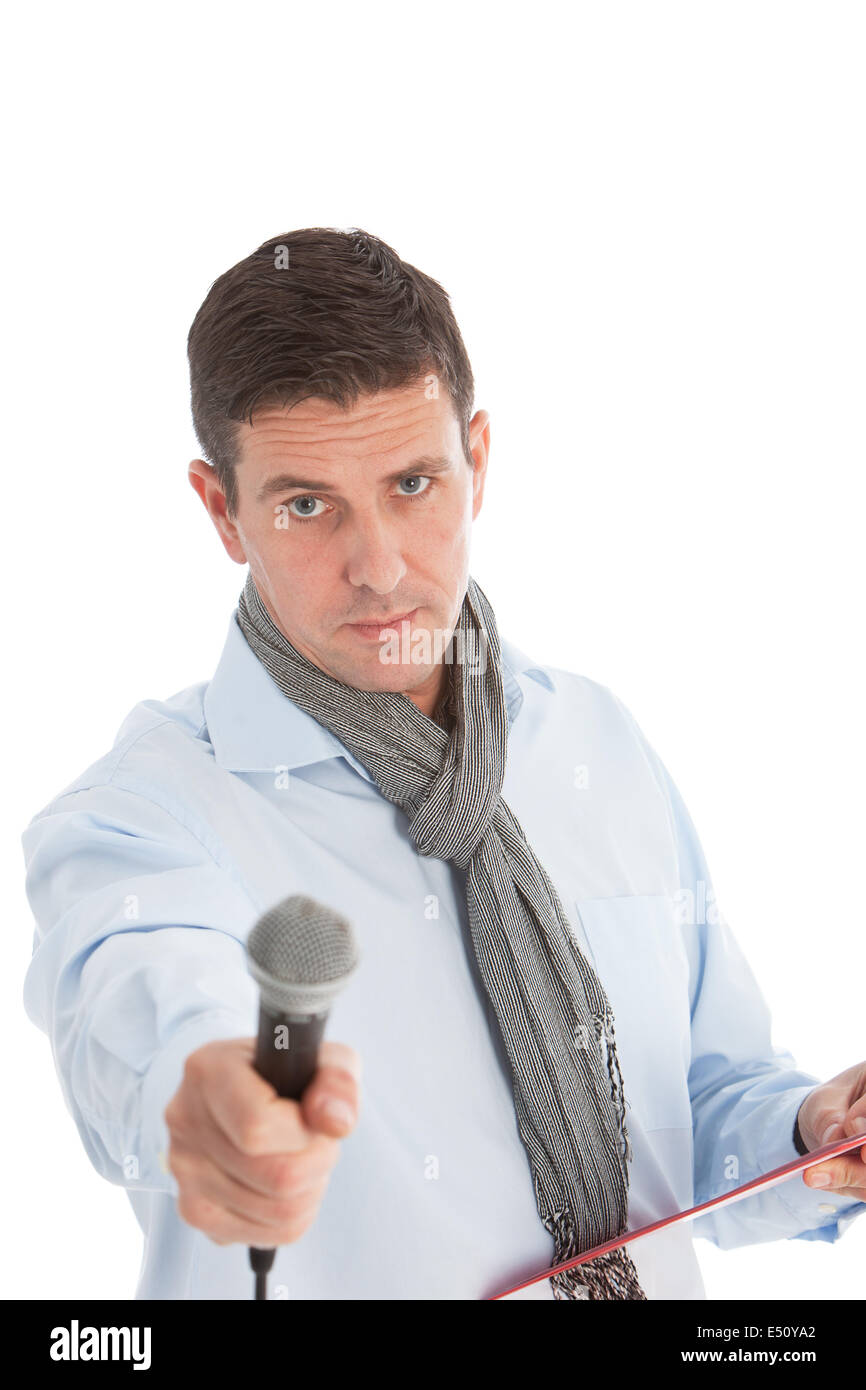 Les femmes enceintes man holding out un microphone e50ya2