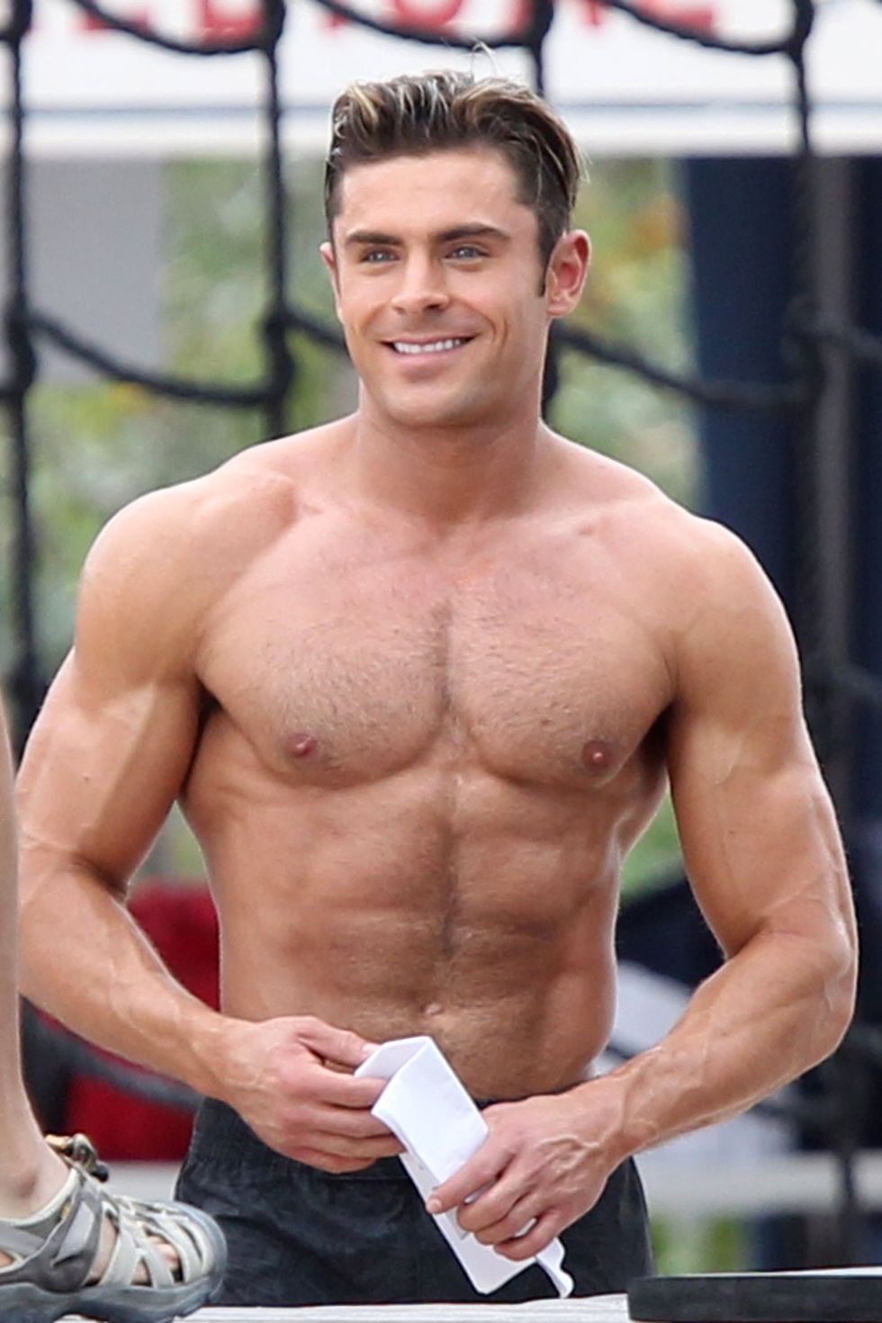 1457376873 elle zac efron 01 splash