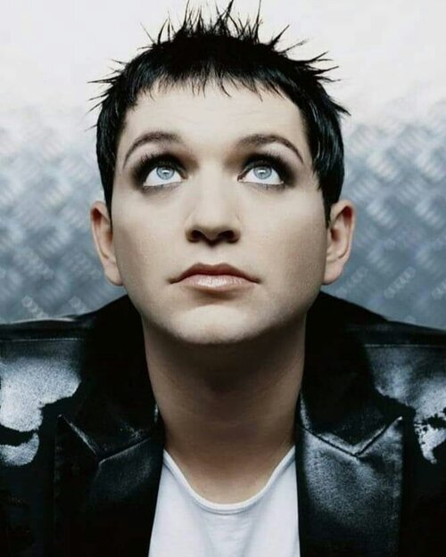 Brian Molko of Placebo. Photo by Benni Valsson, 2006.jpg