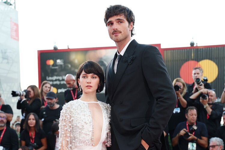 jacob-elordi-height-tout-092823-ae48116af27c48908a5a3e55d345398a.jpg
