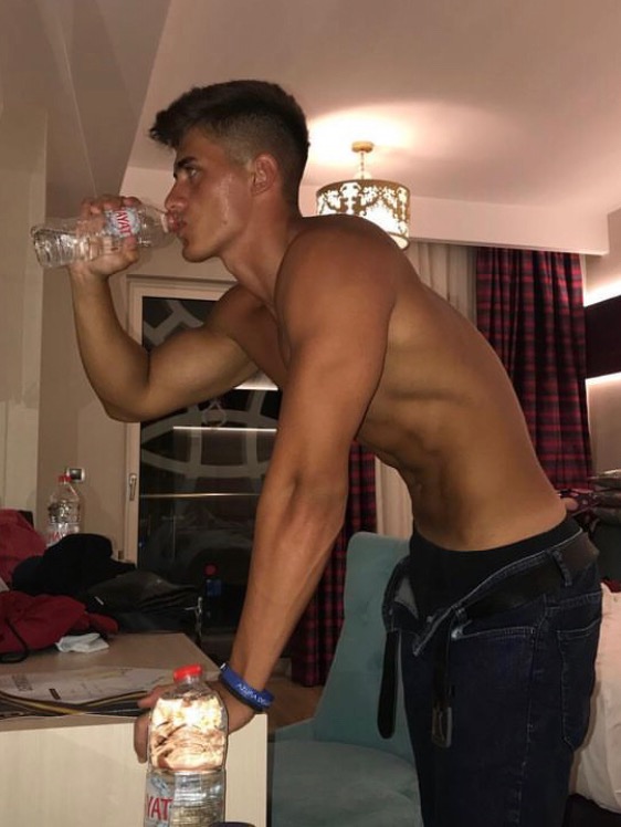 76DE219F BFB0 4A49 9AF7 D438115E4072