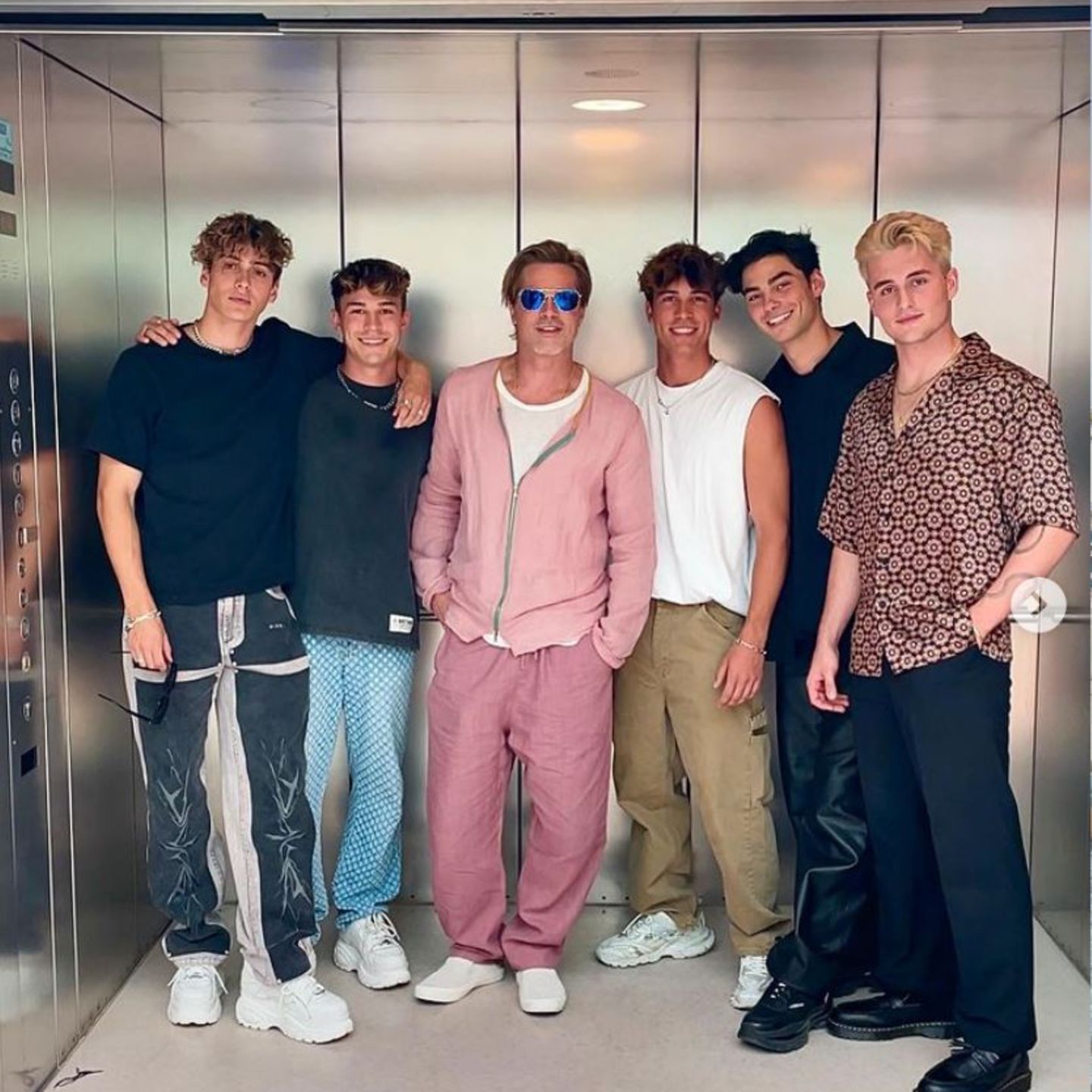 Brad pitt heizt den fahrstuhl auf megastar chillt mit den elevator boys jpg  article image 734