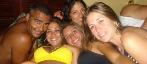 Romario acompanhado de quatro belas mulheres 1209275