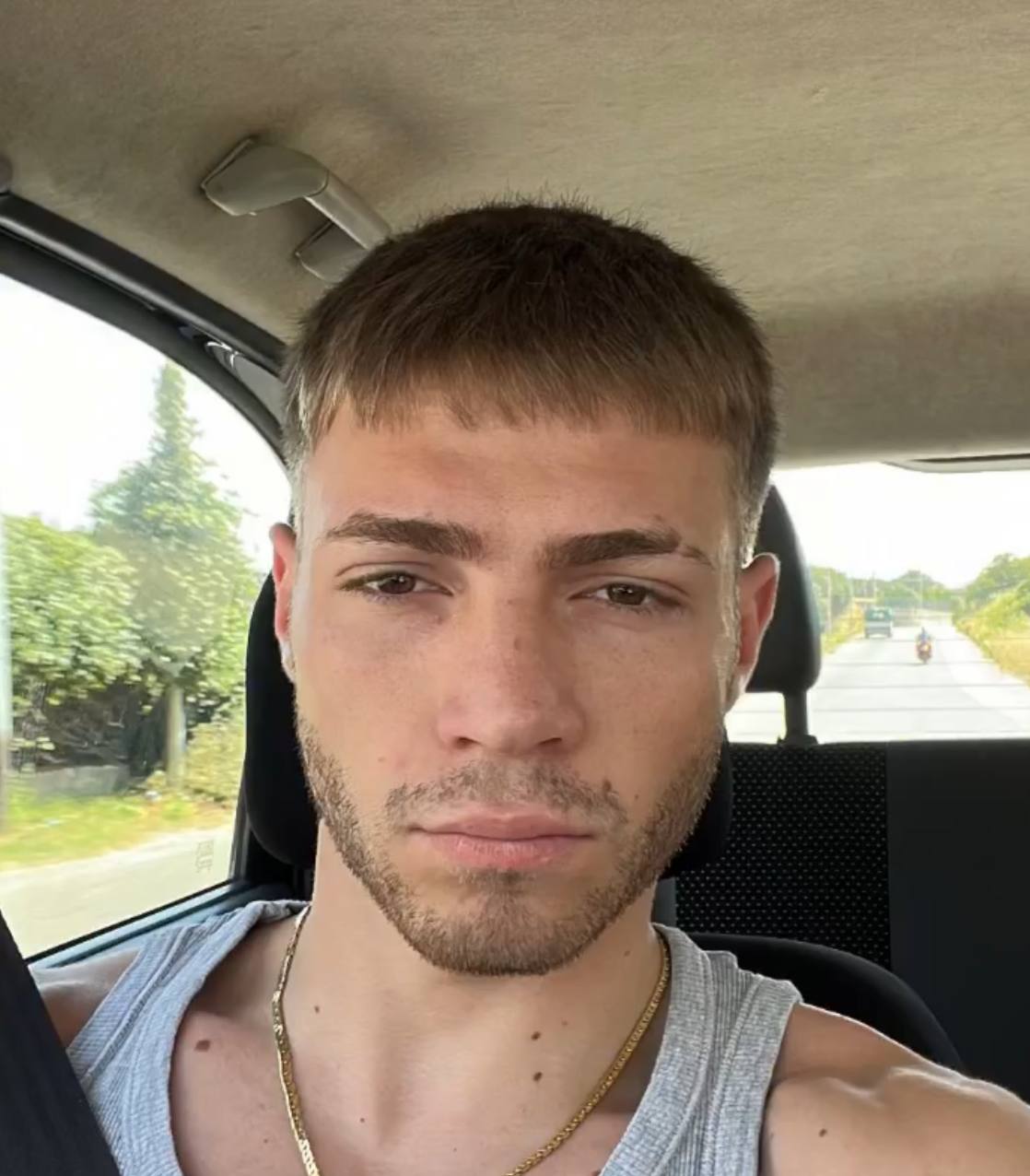 Photo 5764847964349646236 y 1