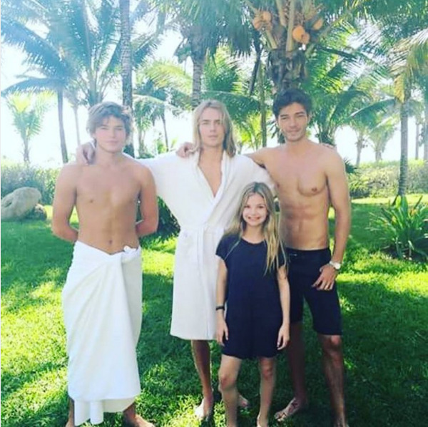 6B551FEC 63A9 4B9D 9DB2 434756A652AC