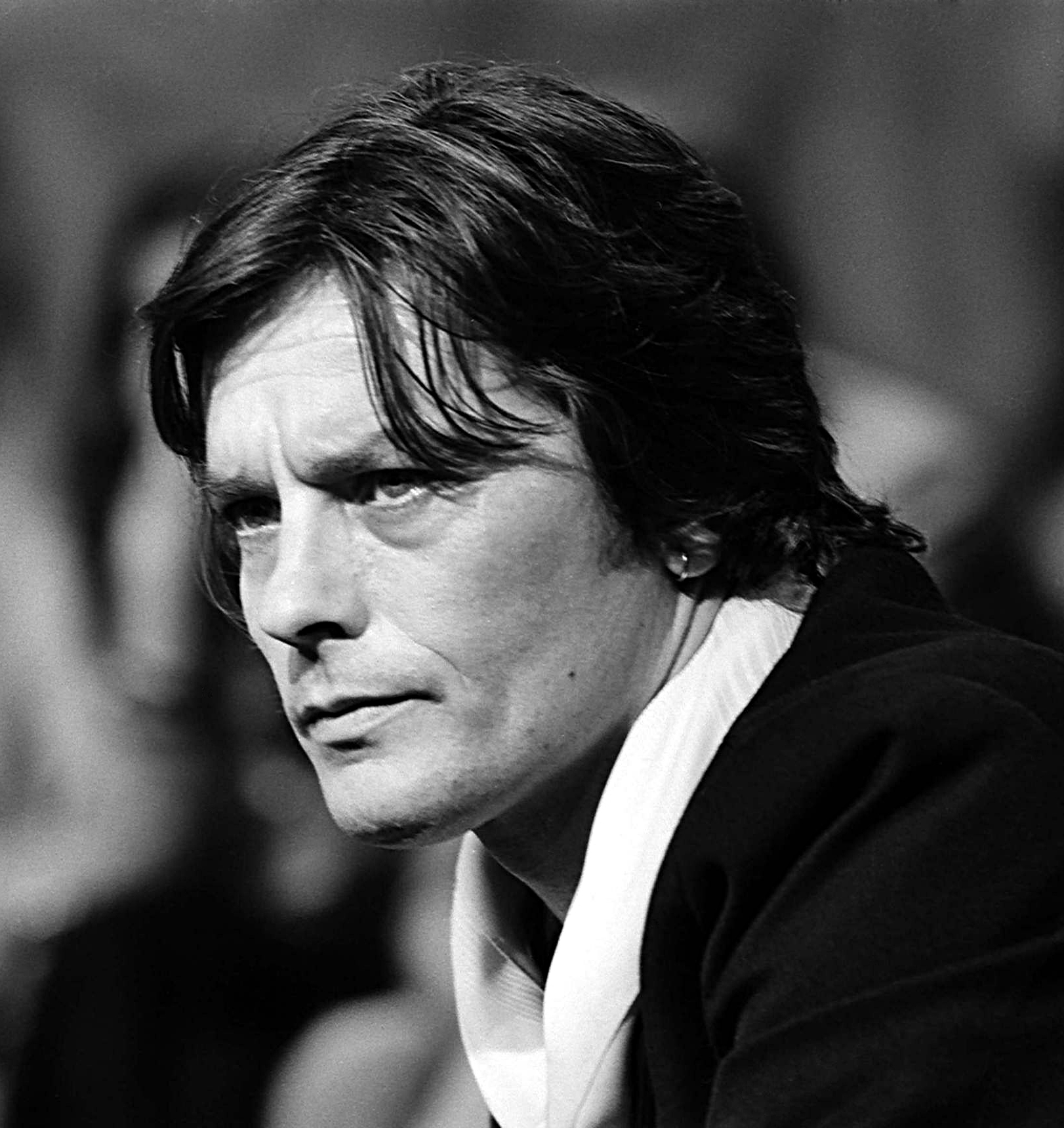 1456514477 alain delon 7t12F