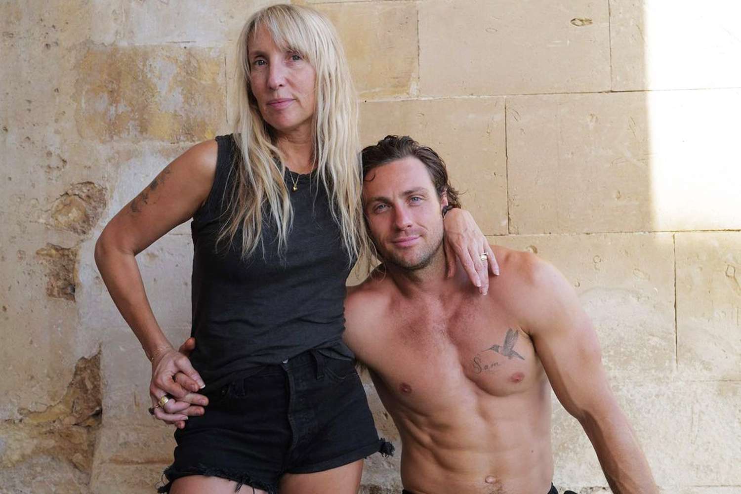 Aaron Taylor Johnson shirtless 090823 tout ae899c4cf47f46949c777ec1e8c484ef