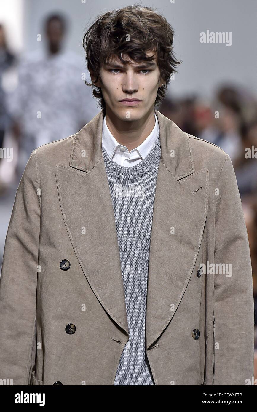 El modelo elias de poot camina en la pista durante el michael kors fashion show en la new york