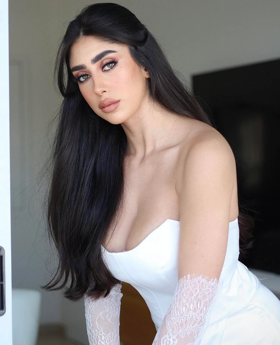 Alona shacharr and her endless beauty v0 4bzvin5o86md1