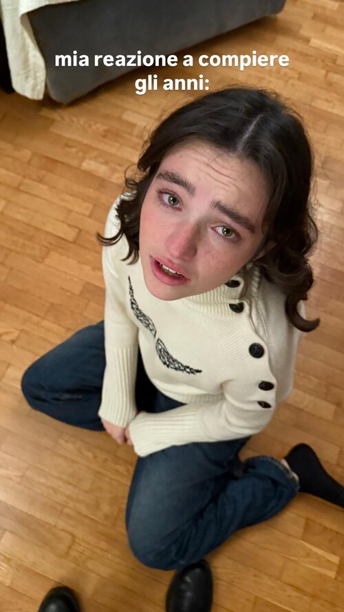 On her knees v0 jk1eg4hwdb4e1