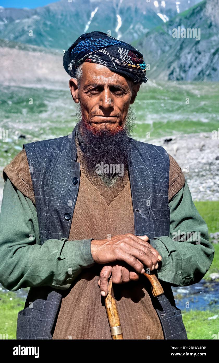 Bakerwal gurjar shepherd in the warwan valley kashmir india 2RHW4DP