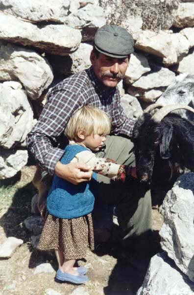 A_Yörük_father_with_his_daughter,_Antalya,_Altınkaya,_Turkey,_2009.jpg