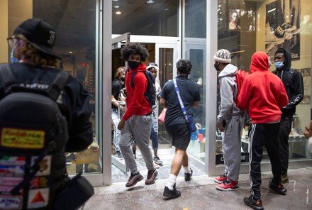 looters-take-items-timberland-during-calshes-police-440nw-10665210an.jpg