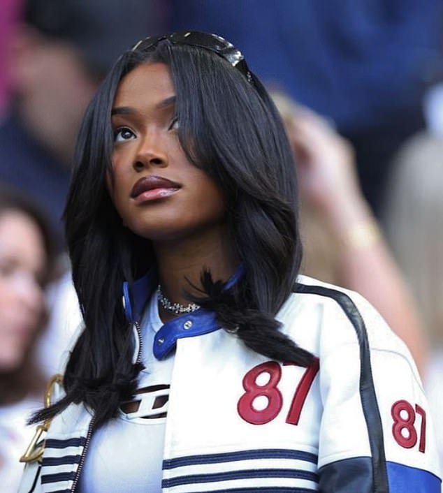 86311139 13543411 While many of the other England WAGS donned a football shirt to  a 1 1718872