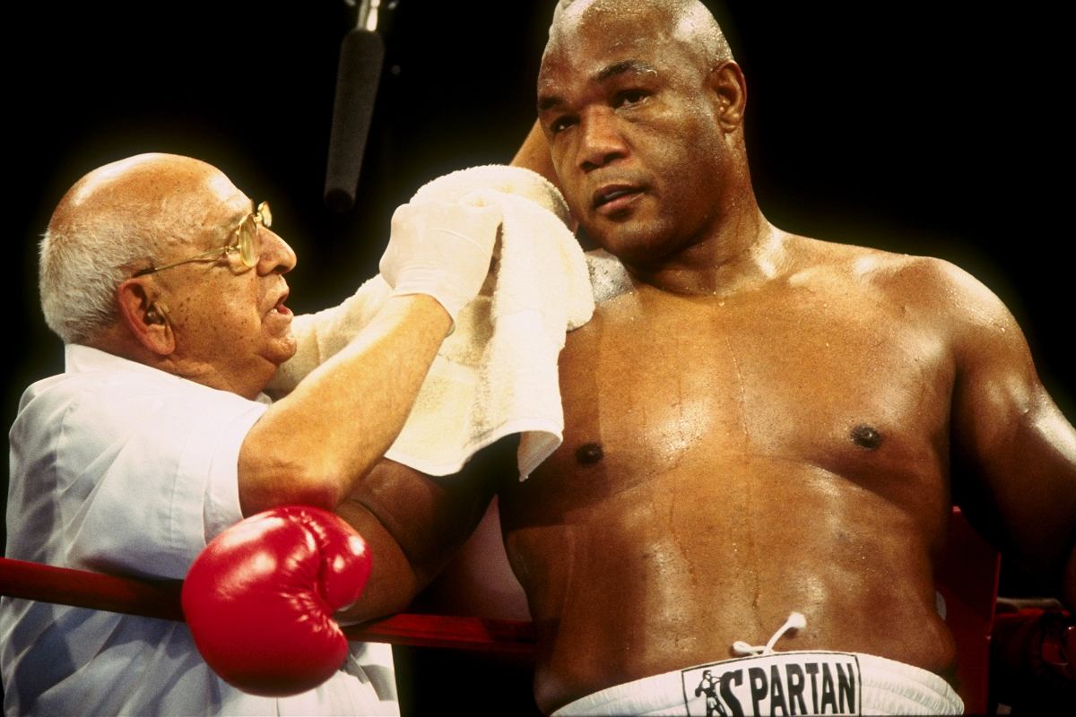 Z31793528AMPGeorge Foreman w swoim narozniku podczas walki z S