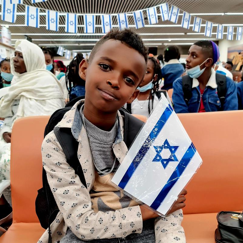 Aethiopischer junge freut sich in israel zu sein jafi 2022