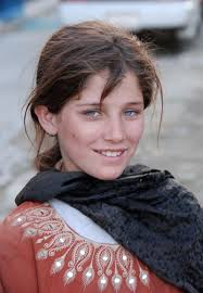 Afghan Pashtun girl wandering ...
