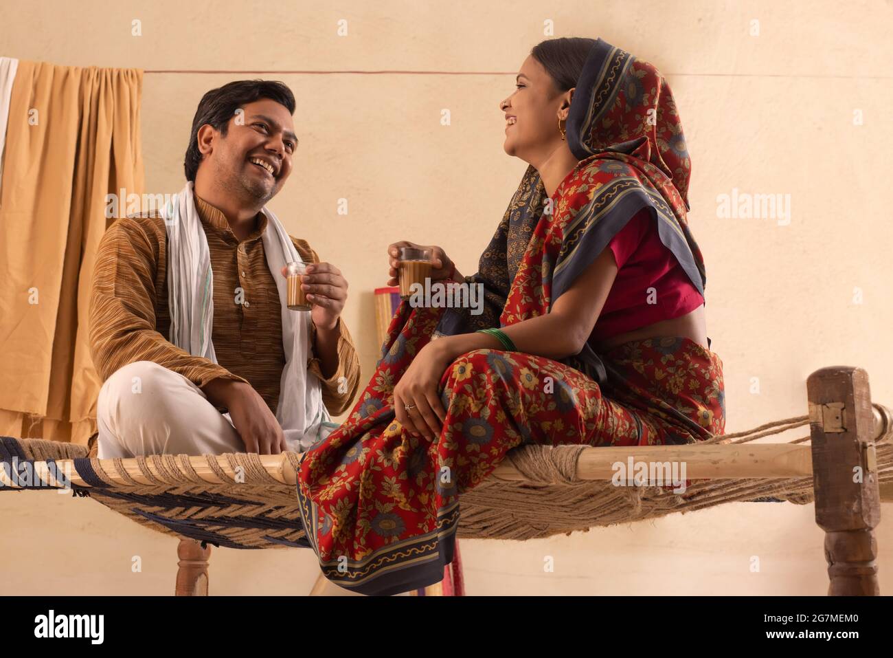 A happy rural couple drinking tea together at home 2G7MEM0