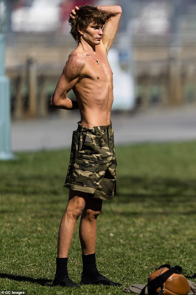 69319637 11922987 Jordan Barrett showed off his very slender frame as he worked up m 2 1680240